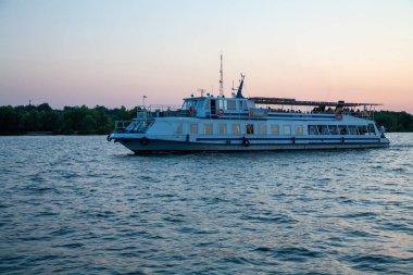 Cherkasy, Ukrayna - 23 Ağustos 2020: Dnipro nehri üzerinde motorlu gemi 