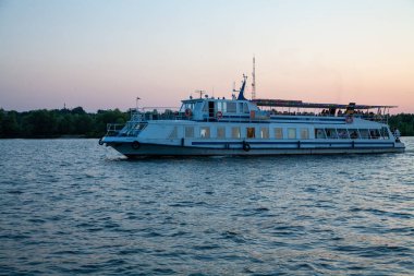 Cherkasy, Ukrayna - 23 Ağustos 2020: Dnipro nehri üzerinde motorlu gemi 
