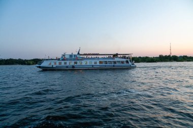 Cherkasy, Ukrayna - 23 Ağustos 2020: Dnipro nehri üzerinde motorlu gemi 