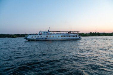 Cherkasy, Ukrayna - 23 Ağustos 2020: Dnipro nehri üzerinde motorlu gemi 