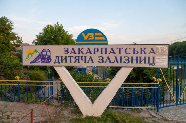 Uzhhorod, Ukrayna - 15 Ağustos 2021: Uzhhorod kentindeki şehir merkezi parkındaki çocuklar için demiryolu