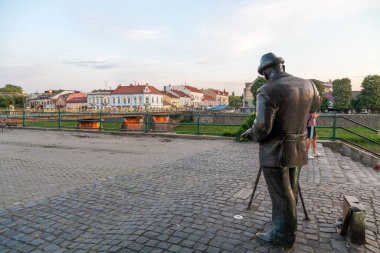 Uzhhorod, Ukrayna - Ağustos 2021: Ünlü sanatçı Ignac Roskovics 'in Bronz Anıtı