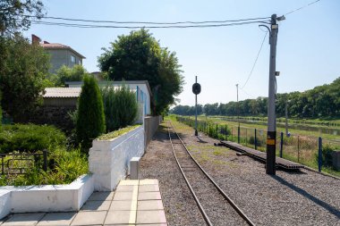 Uzhhorod, Ukrayna - 15 Ağustos 2021: Uzhhorod kentindeki şehir merkezi parkındaki çocuklar için demiryolu