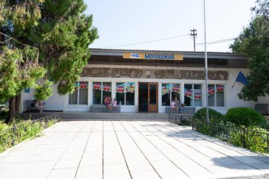 Uzhhorod, Ukrayna - 15 Ağustos 2021: Uzhhorod kentindeki şehir merkezi parkındaki çocuklar için demiryolu