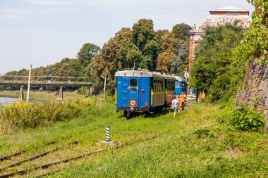Uzhhorod, Ukrayna - 15 Ağustos 2021: Uzhhorod kentindeki şehir merkezi parkındaki çocuklar için demiryolu