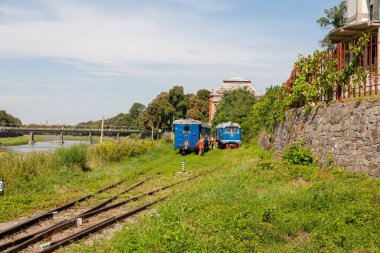 Uzhhorod, Ukrayna - 15 Ağustos 2021: Uzhhorod kentindeki şehir merkezi parkındaki çocuklar için demiryolu