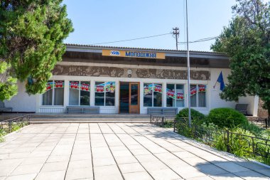 Uzhhorod, Ukrayna - 15 Ağustos 2021: Uzhhorod kentindeki şehir merkezi parkındaki çocuklar için demiryolu