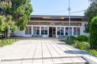 Uzhhorod, Ukrayna - 15 Ağustos 2021: Uzhhorod kentindeki şehir merkezi parkındaki çocuklar için demiryolu