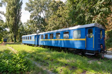 Uzhhorod, Ukrayna - 15 Ağustos 2021: Uzhhorod kentindeki şehir merkezi parkındaki çocuklar için demiryolu