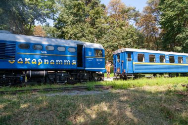 Uzhhorod, Ukrayna - 15 Ağustos 2021: Uzhhorod kentindeki şehir merkezi parkındaki çocuklar için demiryolu