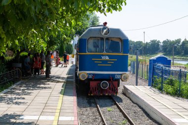 Uzhhorod, Ukrayna - 15 Ağustos 2021: Uzhhorod kentindeki şehir merkezi parkındaki çocuklar için demiryolu