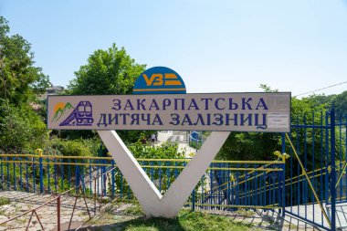 Uzhhorod, Ukrayna - 15 Ağustos 2021: Uzhhorod kentindeki şehir merkezi parkındaki çocuklar için demiryolu