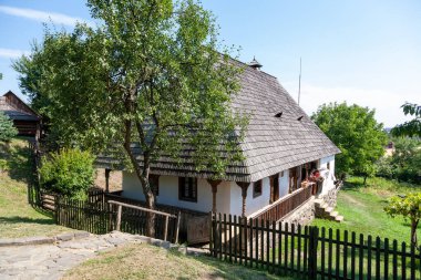 Uzhhorod, Ukrayna - 15 Ağustos 2021: Uzhhorod, Ukrayna 'daki açık hava halk müzesindeki eski kır evi