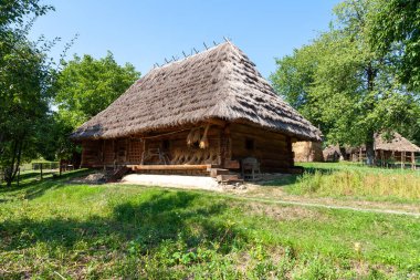 Uzhhorod, Ukrayna - 15 Ağustos 2021: Uzhhorod, Ukrayna 'daki açık hava halk müzesindeki eski kır evi