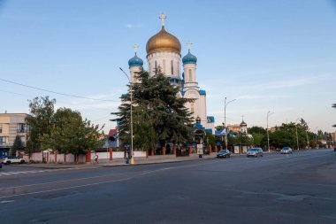 Uzhhorod, Ukrayna - 14 Ağustos 2021: Uzhhorod Ortodoks Katedrali (Kurtarıcı İsa Katedrali). Ayrıca Cyril ve Methodius Katedrali olarak da bilinir.