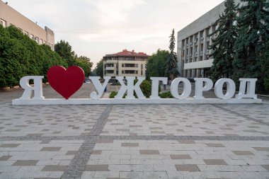 Ukrayna, Uzhhorod - 16 Ağustos 2021: Uzhgorod 'daki Poshtova Meydanı' nda 'Uzhhorod' u seviyorum 'imzala