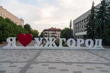 Ukrayna, Uzhhorod - 16 Ağustos 2021: Uzhgorod 'daki Poshtova Meydanı' nda 'Uzhhorod' u seviyorum 'imzala