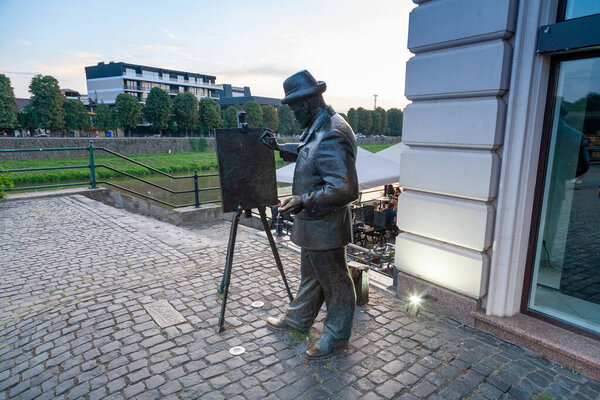 Ужгород, Украина - август 2021 года: Бронзовый памятник известному художнику Игнацу Росковичу