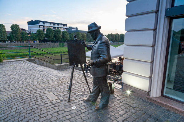 Ужгород, Украина - август 2021 года: Бронзовый памятник известному художнику Игнацу Росковичу