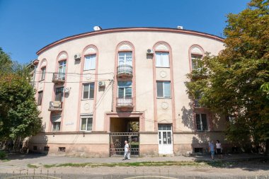 Berehove, Ukrayna - 13 Ağustos 2021: Berehove 'un tarihi merkezinde sokak