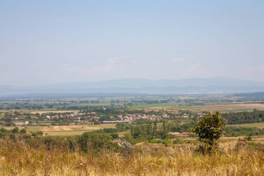 Berehove, Ukrayna - 15 Ağustos 2021: Büyük Birlik Haçı ile Tepeden Berehove şehrine