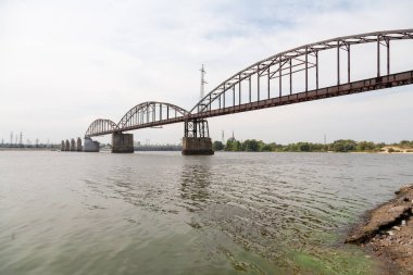 Kaniv, Ukrayna - 29 Ağustos 2021: Dnipro Nehri üzerindeki terk edilmiş demiryolu köprüsü