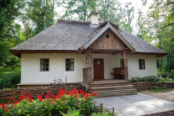 ウクライナのカニフ 2021年8月29日 タラソバ スヴィツリカ チェルネチャ山のヤドロフスキーの家とタラス シェフチェンコの最初の国立博物館 — ストック写真