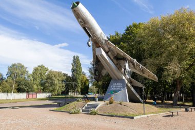 Bohdanivka, Boryspil Raion, Kyiv Oblastı, Ukrayna - 20 Eylül 2025: Kahraman havacıların anıtı olarak Su-7BM uçağı