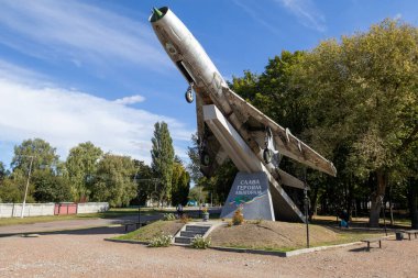 Bohdanivka, Boryspil Raion, Kyiv Oblastı, Ukrayna - 20 Eylül 2025: Kahraman havacıların anıtı olarak Su-7BM uçağı