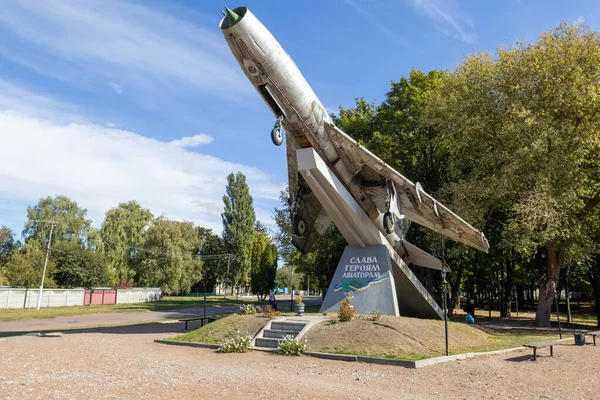 Bohdanivka, Boryspil Raion, Kyiv Oblastı, Ukrayna - 20 Eylül 2025: Kahraman havacıların anıtı olarak Su-7BM uçağı