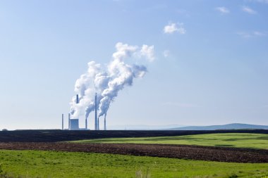 Termo bitki ile kırsal manzara içinde büyük bacalar