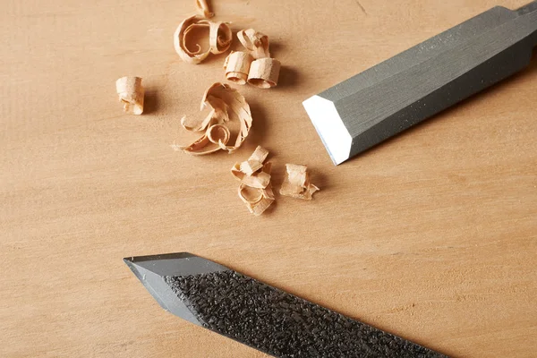 Verktyg för träbearbetning. Mejsel och märkning kniv med spån på arbete — Stockfoto