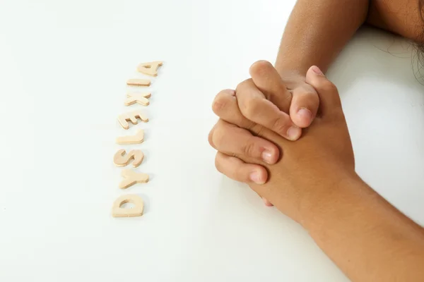 Χέρια ενός κοριτσιού που αποτελούν τη λέξη δυσλεξία με ξύλινες επιστολές — Φωτογραφία Αρχείου