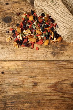 fındık tohum ve ahşap bir masa üzerinde kuru meyve karışımı