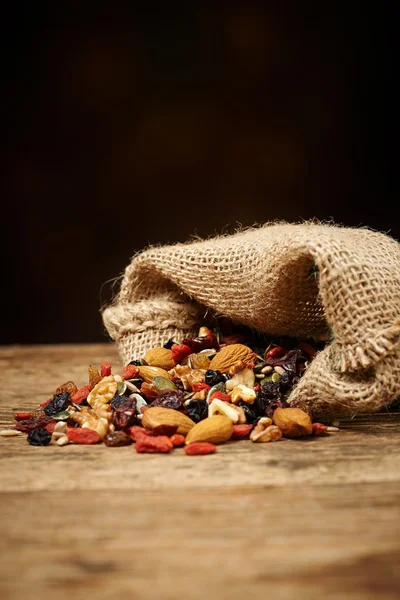 Mélanger les graines de noix et les fruits secs, sur une table en bois — Photo