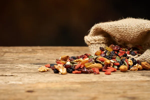 Meng noten zaden en droge vruchten, op een houten tafel — Stockfoto