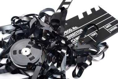Beyaz arka plan üzerinde video kaset ile film clapper kurulu