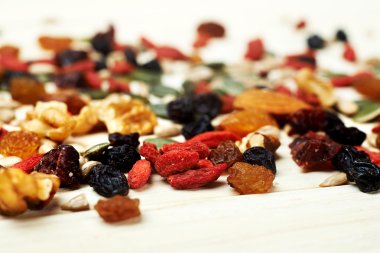 fındık tohum ve ahşap bir masa üzerinde kuru meyve karışımı