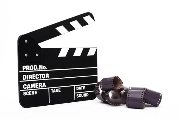 白い背景の上の映画クラッパー ボードと 35 mm フィルム — ストック写真