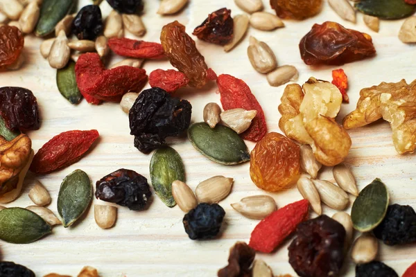 Mescolare semi di noci e frutta secca, su un tavolo di legno — Foto Stock