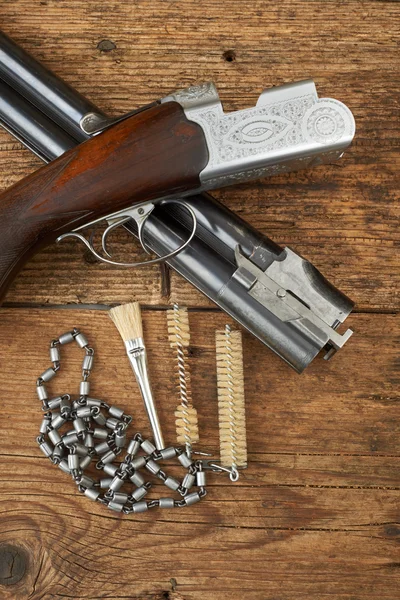 Polowania pistoletu z zestaw na drewniany stół do czyszczenia — Zdjęcie stockowe