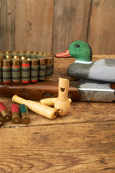 Jagd. Entenköder und Holzpfeifen. — Stockfoto