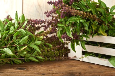 Ahşap mutfak tezgah üzerinde taze fesleğen