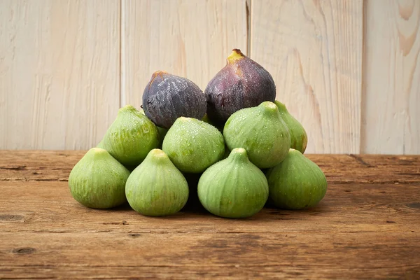 Fresh figs on wooden kitchen bench — Stock Photo, Image