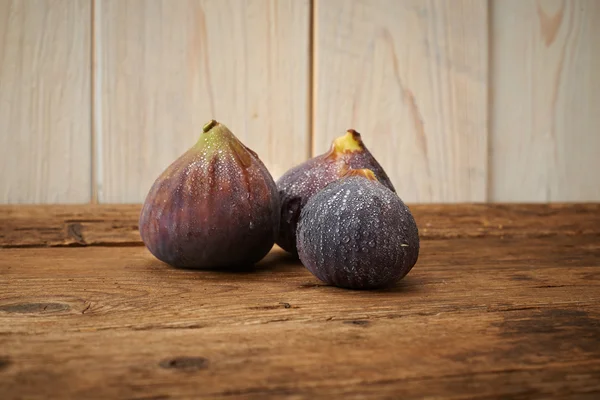Fresh figs on wooden kitchen bench — Stock Photo, Image