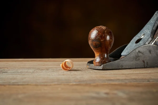 Handhobel auf einer hölzernen Werkbank. — Stockfoto