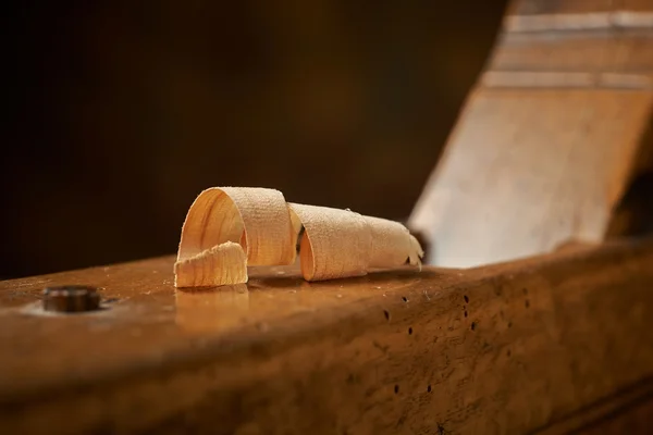 Rukou letadlo na dřevěný stůl. — Stock fotografie