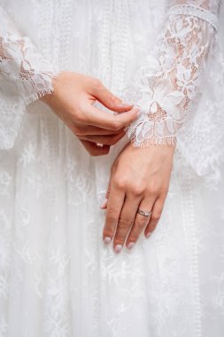 Güzel bir gelinlik giymiş bir kadının yakın çekim görüntüsü.