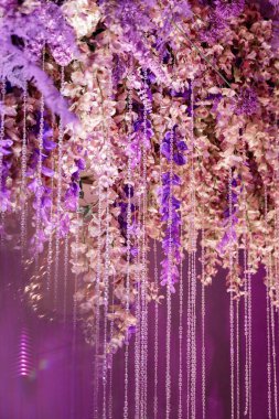 Mor renkte güzel düğün süsleri. 