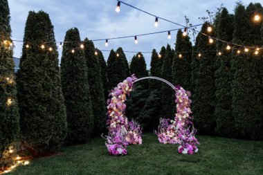Bahçede güzel çiçek düğün kemeri